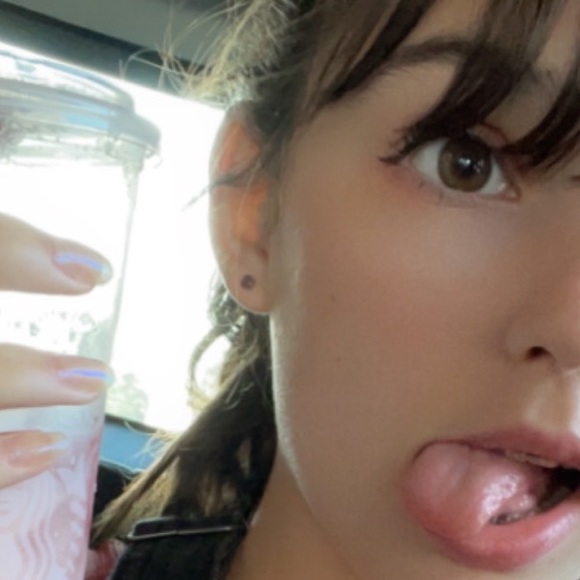 Meet your Posher, Hannah - Picture 1 of 1